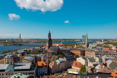 Riga, Letonya 'daki St. Peter kilisesinin manzarası.