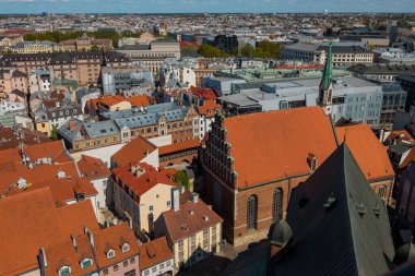 Riga, Letonya 'daki St. Peter kilisesinin manzarası.