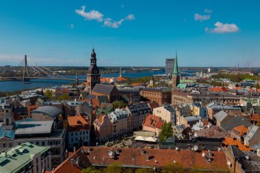Riga, Letonya 'daki St. Peter kilisesinin manzarası.
