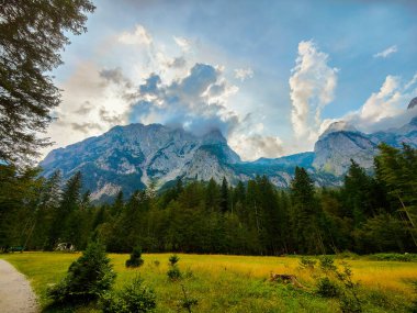 Slovenya 'daki Triglav ulusal parkının zirvesine giden yürüyüş yolu