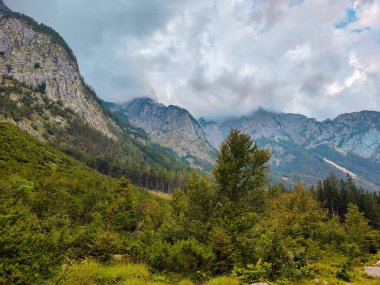 Slovenya 'daki Triglav ulusal parkının zirvesine giden yürüyüş yolu