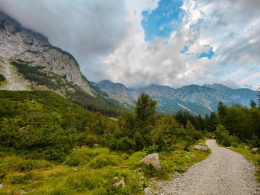Slovenya 'daki Triglav ulusal parkının zirvesine giden yürüyüş yolu