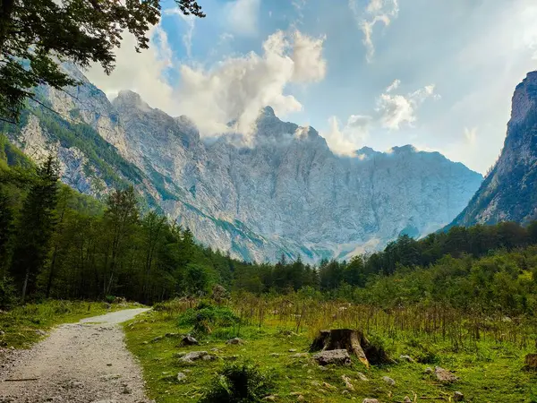 Slovenya 'daki Triglav ulusal parkının zirvesine giden yürüyüş yolu