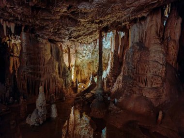 Slovenya 'daki Postojna mağarasının yeraltı karst mağarası.