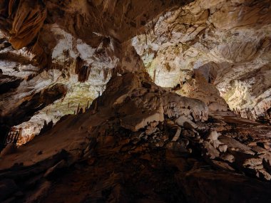 Slovenya 'daki Postojna mağarasının yeraltı karst mağarası.