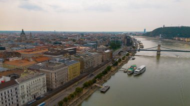 Macaristan 'ın Budapeşte kentindeki Tuna Nehri üzerindeki insansız hava aracı manzarası
