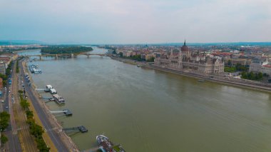 Macaristan 'ın Budapeşte kentindeki Tuna Nehri üzerindeki insansız hava aracı manzarası