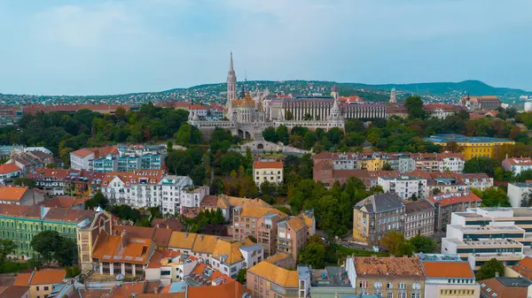 Macaristan 'ın Budapeşte kentindeki Tuna Nehri üzerindeki insansız hava aracı manzarası