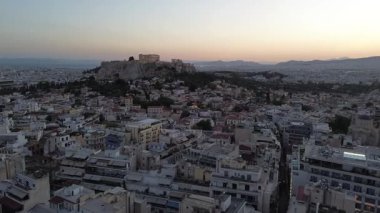 Yunanistan 'ın Atina kentinin üzerindeki gün batımında insansız hava aracı görüntüsü