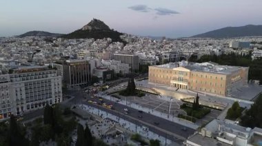 Yunanistan 'ın Atina kentinin üzerindeki gün batımında insansız hava aracı görüntüsü