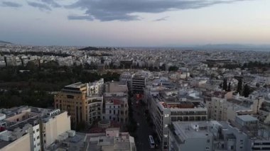 Yunanistan 'ın Atina kentinin üzerindeki gün batımında insansız hava aracı görüntüsü