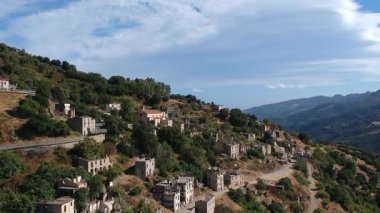 İnsansız hava aracı görüntüsü Gairo Vecchio, Sardinya, İtalya