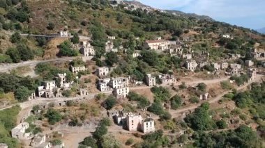 İnsansız hava aracı görüntüsü Gairo Vecchio, Sardinya, İtalya