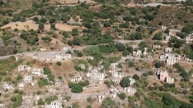 İnsansız hava aracı görüntüsü Gairo Vecchio, Sardinya, İtalya