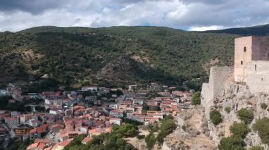 İHA görüntüsü kasabaya ve kaleye Burgos, İtalya, Sardunya