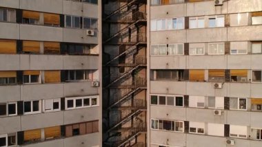 Drone, Sırbistan 'ın Belgrad kentindeki modern konut binasına bakıyor