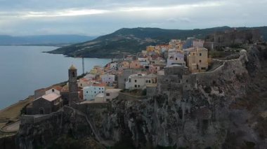 İHA görüntüsü Castelsardo, Sardinya, İtalya 'nın kalesi ve şehri