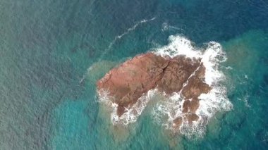 Capo Ceraso, Sardinya, İtalya yakınlarındaki deniz manzarası.