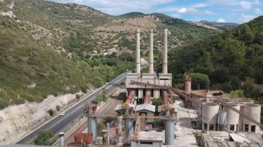 İHA görüntüsü terkedilmiş çimento fabrikası, Sardinya, İtalya