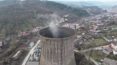 Romanya 'nın Resita kentindeki fabrikanın içindeki soğutma kulesinin insansız hava aracı görüntüsü