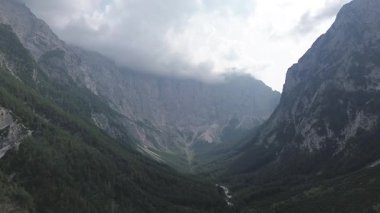 Slovenya 'daki Triglav ulusal parkının insansız hava aracı görüntüsü
