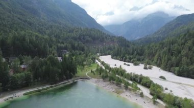 Slovenya 'daki Triglav ulusal parkında Jasna Gölü' nün insansız hava aracı görüntüsü