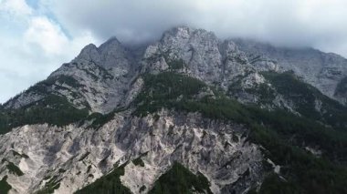 Slovenya 'daki Triglav ulusal parkının insansız hava aracı görüntüsü