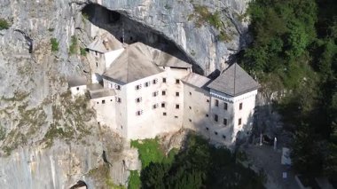 Slovenya 'nın Postojna kentindeki Predjama kalesinin insansız hava aracı görüntüsü