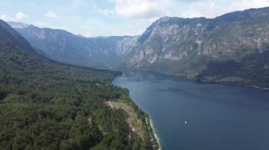 Slovenya 'daki Bohinj Gölü insansız hava aracı manzarası