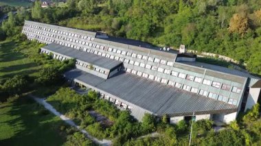 İnsansız hava aracı Hırvatistan 'ın Kumrovec kentindeki terk edilmiş siyasi okula bakıyor