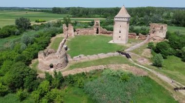İnsansız hava aracı Sırbistan 'ın Ba kentindeki ortaçağ kalesine bakıyor