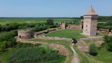 İnsansız hava aracı Sırbistan 'ın Ba kentindeki ortaçağ kalesine bakıyor