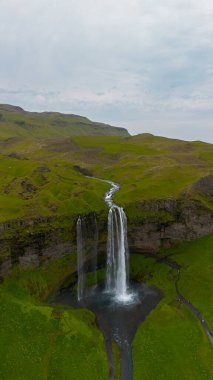 İzlanda 'da Seljalandsfoss şelalesi