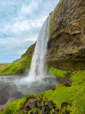 İzlanda 'da Seljalandsfoss şelalesi