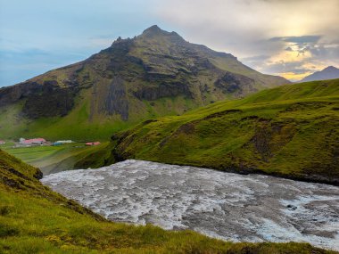 İzlanda 'daki Skogafoss şelalesi.