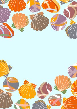 Deniz kabukları ve çakıl taşlarıyla dolu bir yaz kartı. Renkli deniz unsurları açık mavi arka plan çerçevesi. Davetiyeler, tebrik kartları ve tropikal tasarımlar için. Vektör illüstrasyonu