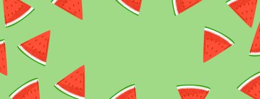 Taze karpuz yaz arkaplanı, afişler, afişler ve yaz temalı tasarımlar için yeşil zemin üzerinde dilimler. Vektör illüstrasyonu