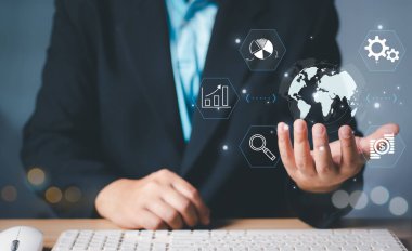 Man Hand 'in elinde sanal küresel internet bağlantısı var. İş dünyası küresel internet bağlantısı uygulama teknolojisi ve dijital pazarlama, Finansal ve bankacılık, Dijital bağlantı teknolojisi, büyük veri.