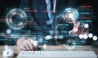 Adam bir HUD Dokunmatik Ekran Arayüzü, İş ve Teknoloji Konsepti, İletişim Ağı, Arayüz (Grafiksel Kullanıcı Arayüzü), Gelecek Konsepti üzerinde çalışıyor.