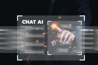 Yapay Zeka 'dan Yapay Zeka' yla sohbet et. Teknoloji, akıllı robot yapay zeka kullanan bir adam komut girerek bir şey üretiyor, gelecekteki teknolojik dönüşüm..