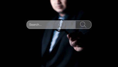 Veri Arama Teknolojisi Arama Motoru optimizasyonu. Adam büyüteçle el ele tutuşup bilgi arıyor. Web sitenizde Arama Konsolu kullanılıyor.