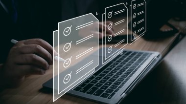 Kontrol listesi ve anket formları çevrimiçi. Belge yönetim sistemi, DMS. Değerlendirme formu, anket, kontrol listesi ve dosya yönetimi. İşadamı tablet verimliliği üzerinde çalışıyor.