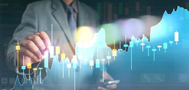 Akıllı telefon kullanan iş adamı satış verilerini ve ekonomik büyüme grafiğini analiz ediyor. Borsa raporunda iş adamı izleme, sanal ekranda finansal grafiği olan akıllı telefonda internet ticareti.
