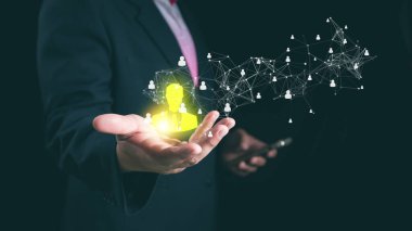 Müşteri İlişkileri Yönetimi, Küresel Yapı Müşteri Ağı teknolojisini elinde tutan İşadamı, Veri alışverişi geliştirme. Müşteri hizmetleri, sosyal medya. online dijital pazarlama