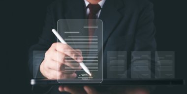 İş kadını dijital tablet ve sanal simge, teknoloji ve iletişim konseptine sahip akıllı telefon kullanıyor