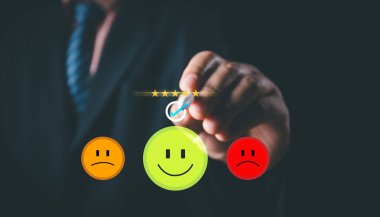 Müşteri hizmetleri ve Memnuniyet konsepti, iş adamları mutlu gülen yüz ikonunun sanal ekranına dokunarak hizmette tatmin oluyorlar. reyting çok etkileyici..