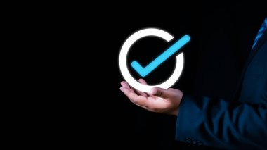 Kalite Güvencesi Konsepti. İş adamları yüksek kalite güvence, iyi hizmet, prim, beş yıldız, prim servis güvencesi, mükemmeliyet hizmeti, yüksek kalite, iş mükemmelliği gösterirler..