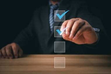 İş performans kontrol listesi, çevrimiçi kontrol listesi anketi yapan iş adamı, dijital form listesi dolduran, değerlendirme, anket, değerlendirme, çevrimiçi anket, çevrimiçi sınav.