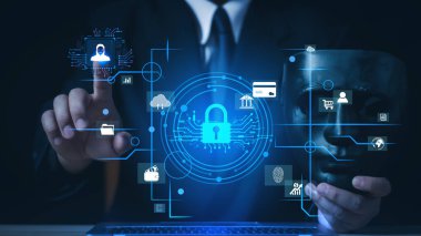 Verileri korumak için siber güvenlik ve gizlilik kavramları. Simge ve internet ağ güvenlik teknolojisini kilitle. İnternette kişisel verileri koruyan iş adamı, sanal ekran arayüzleri. siber güvenlik.
