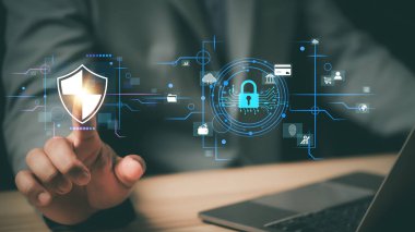 Verileri korumak için siber güvenlik ve gizlilik kavramları. Simge ve internet ağ güvenlik teknolojisini kilitle. İnternette kişisel verileri koruyan iş adamı, sanal ekran arayüzleri. siber güvenlik.